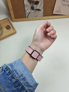 Cinturino per orologio rosa in pelle e silicone magnetico al polso, vista dettagliata.