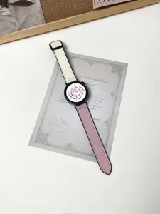 Vista dettagliata del cinturino smartwatch flat lay, con cinturino in pelle bicolore e quadrante.