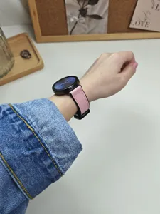 Cinturino per orologio in silicone rosa con dettaglio fibbia magnetica, accessorio.