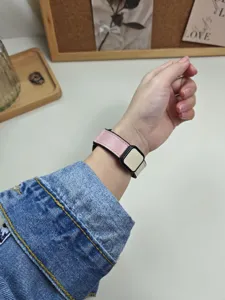 Cinturino di ricambio in silicone magnetico in pelle con fibbia quadrata rosa bianco