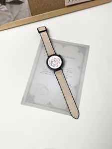 Vista dettagliata del raffinato cinturino per orologio in silicone beige con motivo floreale.