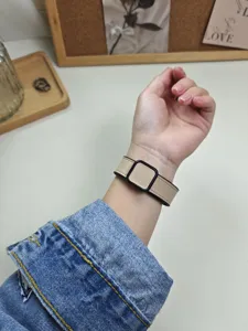 Vista dettagliata del cinturino per orologio in silicone magnetico con elegante fibbia quadrata.