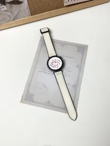 Dettaglio smartwatch con cinturino in pelle bianca dal design raffinato ed elegante.