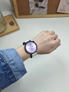Smartwatch con elegante cinturino in pelle beige e quadrante nero rotondo per uso quotidiano.