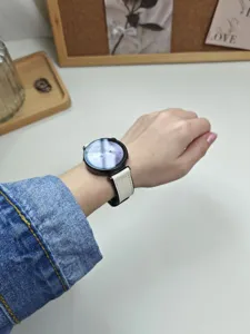 Cinturino di ricambio in silicone e pelle compatibile con smartwatch, elegante fibbia quadrata.