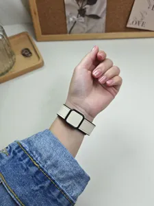 Cinturino di ricambio in pelle di silicone con fibbia magnetica quadrata per orologio.