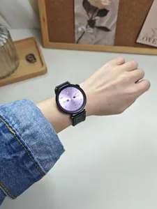 Vista dettagliata del cinturino di ricambio in silicone magnetico nero indossato al polso.