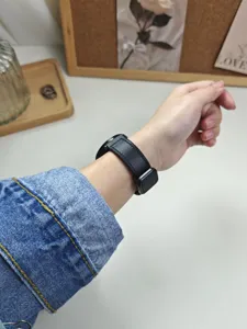 Vista dettagliata del cinturino per orologio in silicone e pelle magnetica nera.