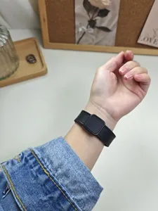 Primo piano dettagliato di un cinturino per orologio in pelle nera magnetico in silicone.