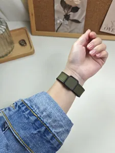 Cinturino per orologio in silicone verde con fibbia magnetica nera, dettaglio elegante.