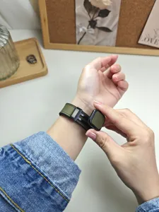 Dettaglio del cinturino magnetico in pelle di silicone verde al polso, morbido e tenuta sicura.