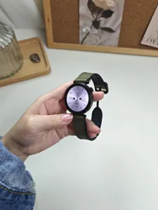 Smartwatch con cinturino in silicone e pelle verde e quadrante rotondo per uso quotidiano.