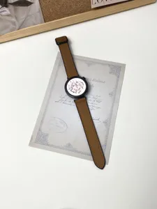 Cinturino orologio in pelle silicone marrone per smartwatch con fibbia nera e quadrante floreale.