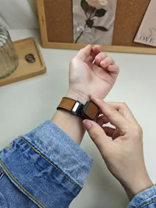 Cinturino per orologio in pelle marrone magnetico silicone compatibile con smartwatch e fibbia.