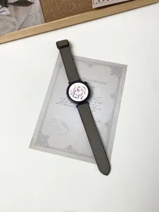 Cinturino di ricambio in silicone e pelle per smartwatch, con sicura fibbia magnetica.