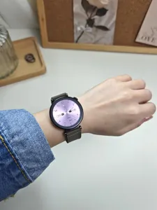 Dettaglio del cinturino per smartwatch indossato al polso, ricambio di alta qualità.