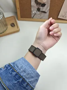 Primo piano di un cinturino per smartwatch in pelle verde scuro con fibbia magnetica quadrata.