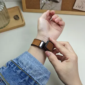 Cinturino di ricambio per smartwatch in silicone e pelle magnetica di colore marrone.