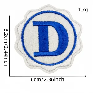 Toppa ricamata blu e bianca con lettera D, distintivo decorativo per vestiti e fai da te.