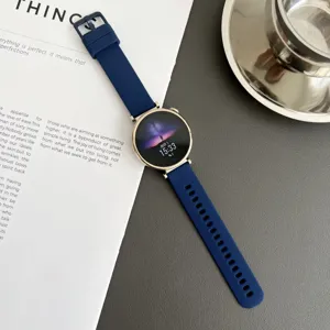 Gros plan détaillé d'une montre connectée ronde avec bracelet en silicone bleu sur fond texturé.