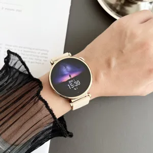 Montre intelligente avec boîtier rond doré et bracelet beige affichée sur le poignet style de vie