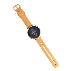 Bracelet de rechange en silicone pour montre connectée avec trous et boucle en métal.