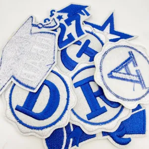 Dettaglio toppa ricamata di laurea blu bianco, berretto 27 lettera badge per vestiti fai da te.