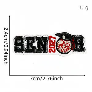 Écusson brodé de remise des diplômes 2027 senior badge vêtement détail et taille affichage.