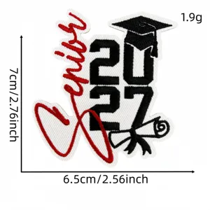 Détail du patch brodé pour la remise des diplômes senior 2027 avec chapeau et diplôme.