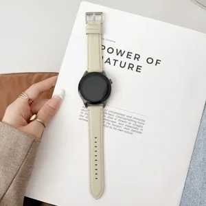 Gros plan du bracelet de montre connecté en cuir beige clair avec boucle ardillon élégante.