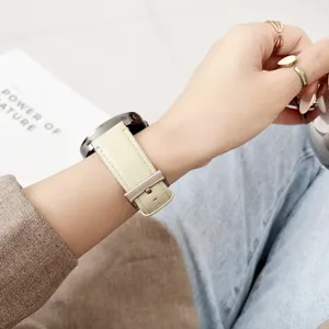 Gros plan détaillé d'un élégant bracelet de montre en cuir véritable beige au poignet.