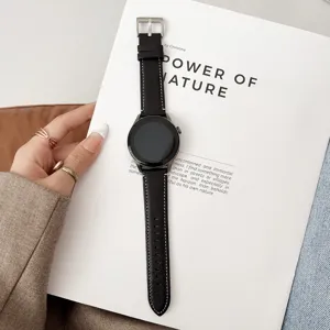 Gros plan détaillé sur un bracelet de montre en cuir noir élégant avec des coutures blanches.