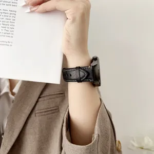 Gros plan sur le bracelet de montre en cuir véritable noir avec coutures blanches au poignet