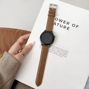Détail de bracelet de montre en cuir marron, vue lifestyle élégante avec livre blanc et style.