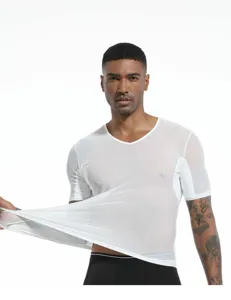 Camiseta interior blanca de manga corta para hombre con almohadillas antitranspirantes.