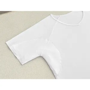 Detalle camiseta antihidrosis hombre, camiseta interior blanca transpirable con protección axilar.
