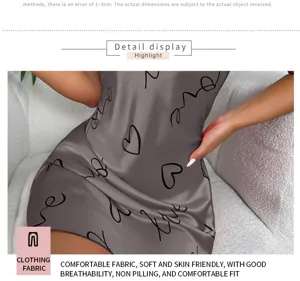 Detailansicht des sexy Satinnachthemds mit elegantem Herzchenprint und schmalen Traegern.