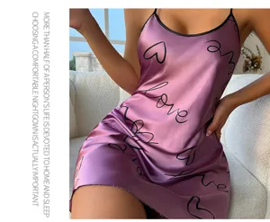 Lila Seiden Schlafkleid mit Love Print, sexy Spagettitraeger Nachtwaesche Detailansicht.