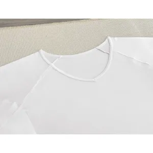 Primer plano detalle del cuello y costura del hombro de la camiseta blanca de hombre.