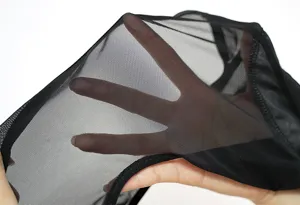 Detalle de estiramiento de tela de malla negra, material muy transpirable de cerca.