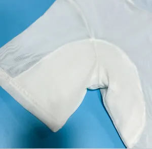 Primer plano detalle de camiseta interior de malla para hombre con almohadilla de sudor.