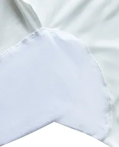 Detalle de camiseta anti-sudor para hombre, almohadillas axilares primer plano, tela blanca.