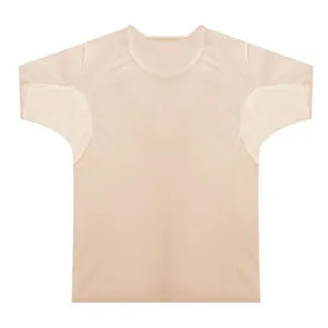 Primer plano detallado de camiseta interior antisudor con almohadillas axilares.