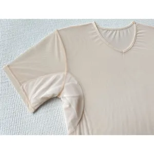 Primer plano detallado de la camiseta interior de malla transpirable para hombre color piel.