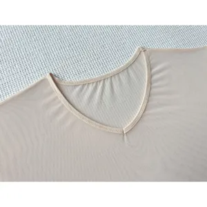Primer plano del cuello en V de la camiseta antihidrosis para hombre, tejido transpirable.