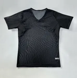 Vista detallada de camiseta de manga corta anti-sudor de malla negra transpirable