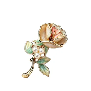 Élégante broche rose rétro avec pétales émaillés perles et tige dorée pour femmes vue principale.