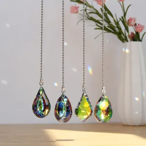 Détail d'attrape-soleil en cristal, pendentif suspendu facetté pour fenêtre et déco maison.