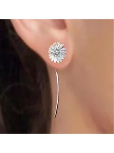 Boucles d'oreilles marguerite en argent avec fil d'oreille incurvé, bijou floral élégant.