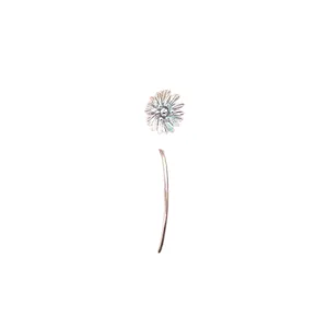 Boucles d'oreilles longues tournesol minimalistes, bijoux floraux élégants pour femmes.
